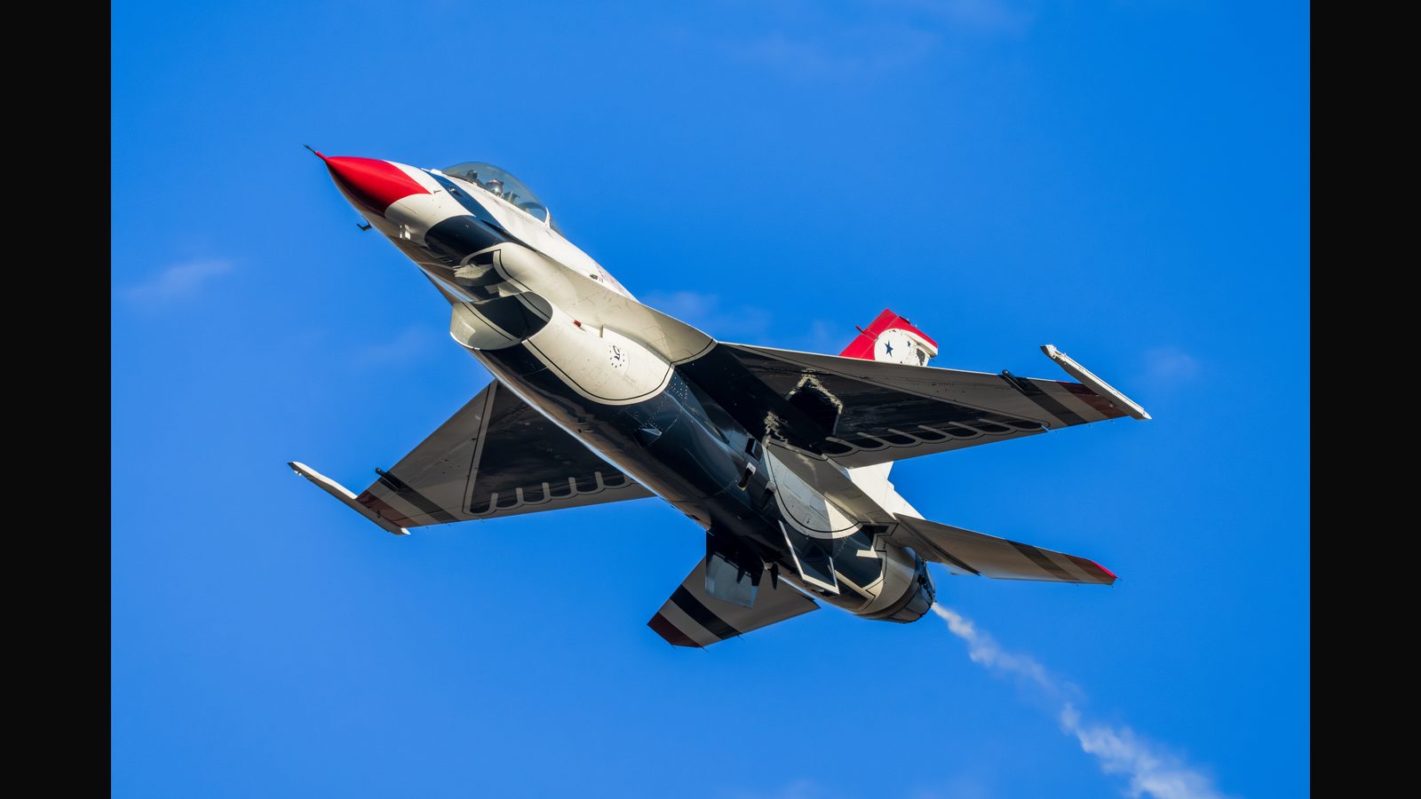 F-16 Fighting Falcon, at the California Capital Airshow, U.S. Air Force Thunderbirds