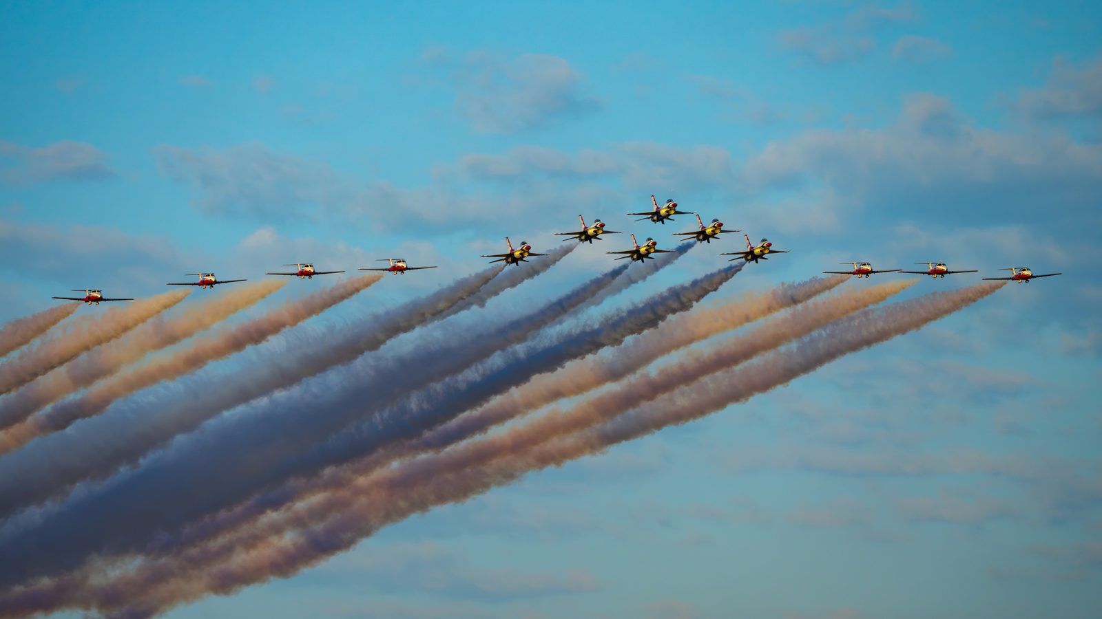 CT-114 Tutor · F-16, at the California Capital Airshow, Snowbirds and Thunderbirds · Friday practice
