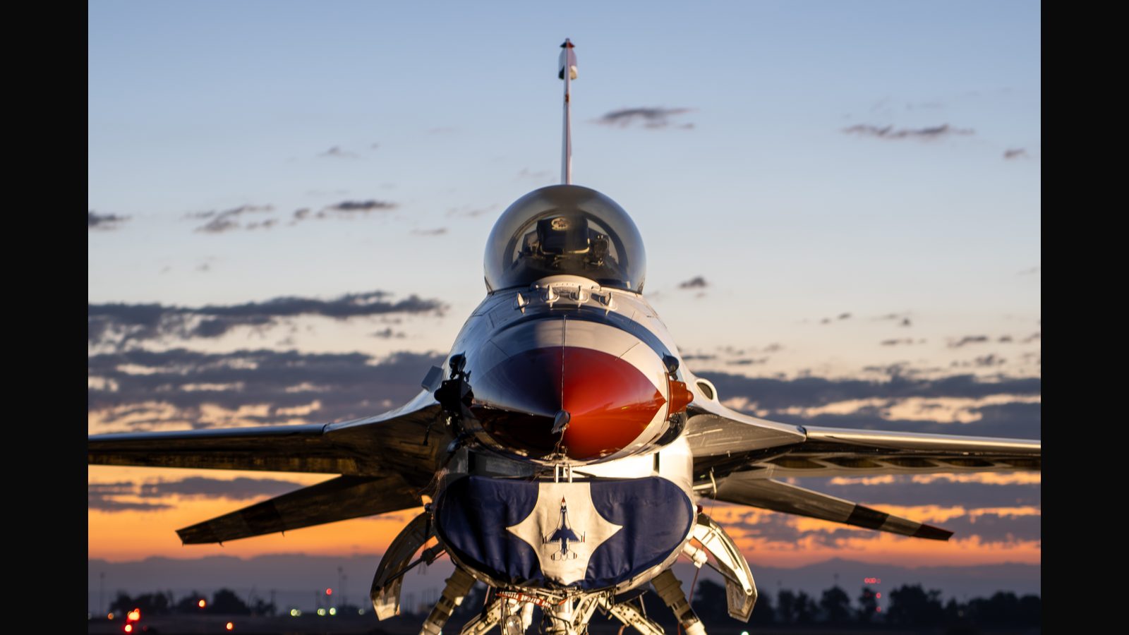 F-16 Fighting Falcon, at the California Capital Airshow, Thunderbirds · dawn on the ramp