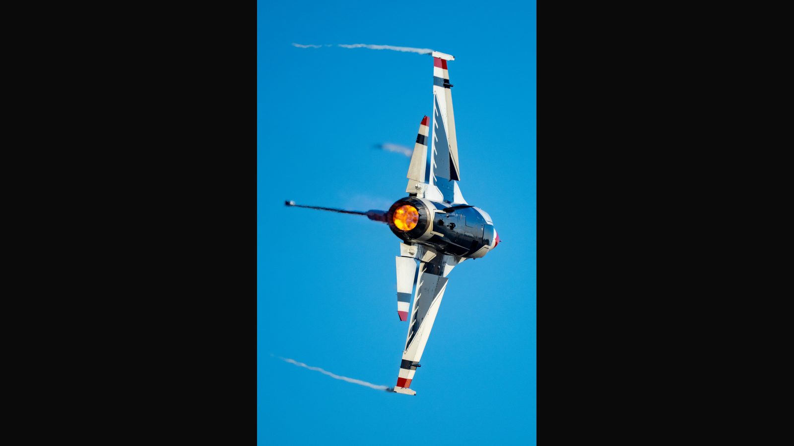 F-16 Fighting Falcon, at the California Capital Airshow, U.S. Air Force Thunderbirds